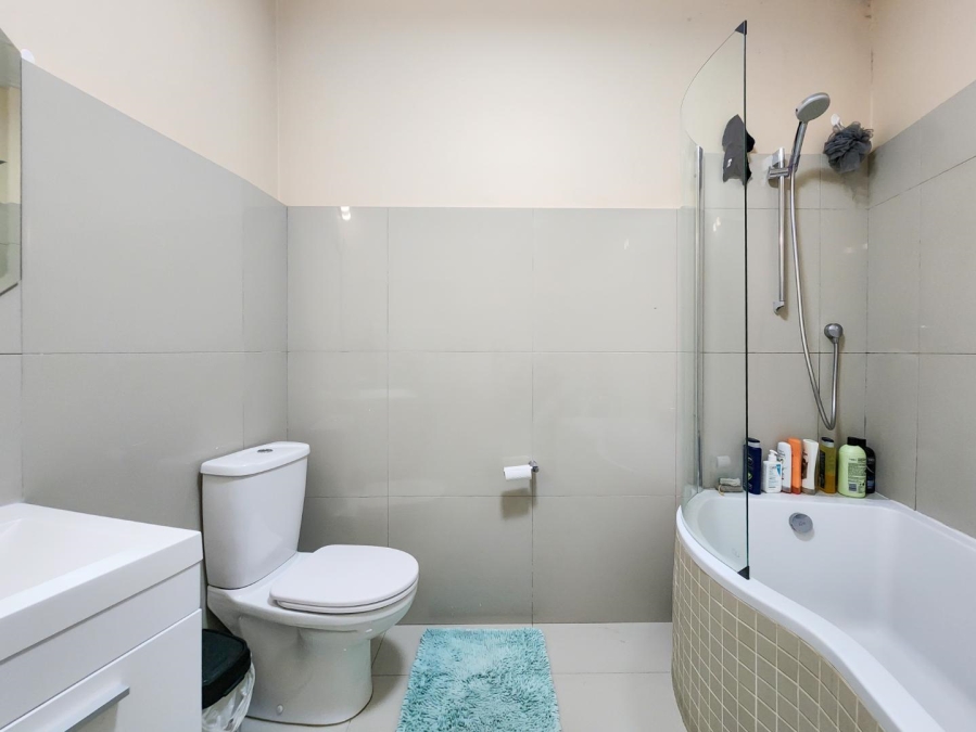 To Let 3 Bedroom Property for Rent in Vredehoek Western Cape